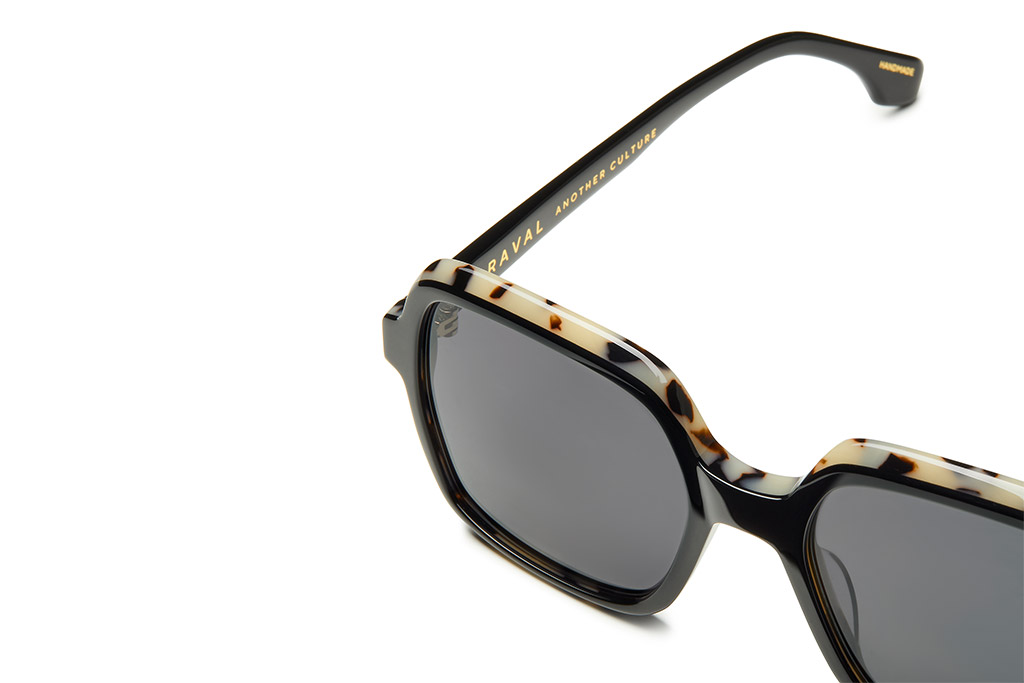 Fotografia de gafas de sol para la marca Raval eyewear